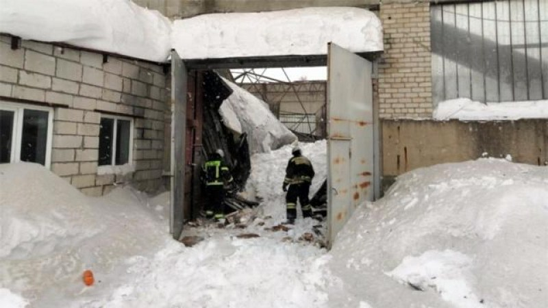 Снежен апокалипсис в Москва, има затрупани СНИМКИ