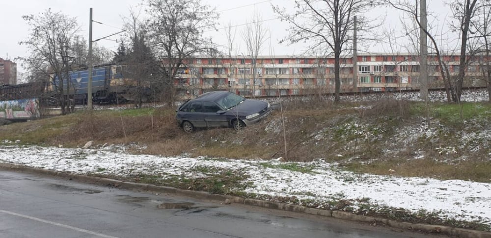 Шофьори се счепкаха на паркинг в Казанлък, метнаха се в колите и стана страшно СНИМКИ 