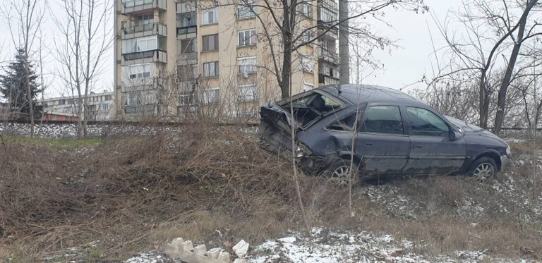 Шофьори се счепкаха на паркинг в Казанлък, метнаха се в колите и стана страшно СНИМКИ 