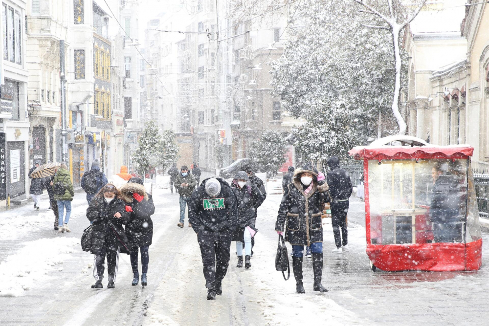 Снежна стихия удари Турция, Истанбул и Анкара парализирани