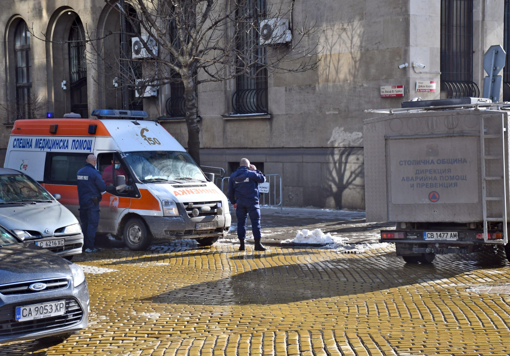 Перничанин падна пред ДКЦ в София, издъхна на път за Пирогов