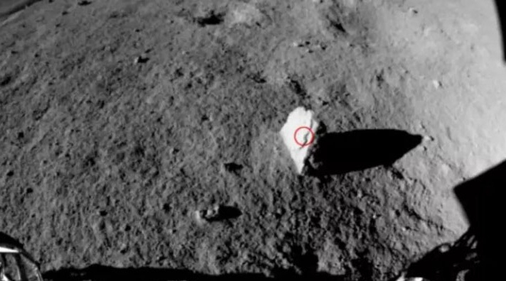 Китайският луноход откри необичаен камък на обратната страна на Луната