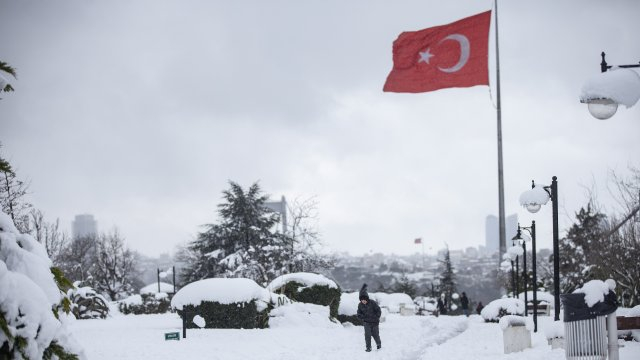 Студът скова Истанбул, къщи останаха без покрив
