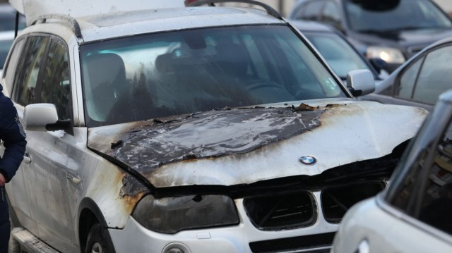BMW изгоря на оживено столично кръстовище в час пик, огромно задръстване СНИМКИ