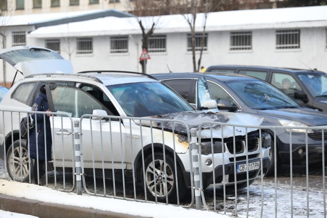 BMW изгоря на оживено столично кръстовище в час пик, огромно задръстване СНИМКИ