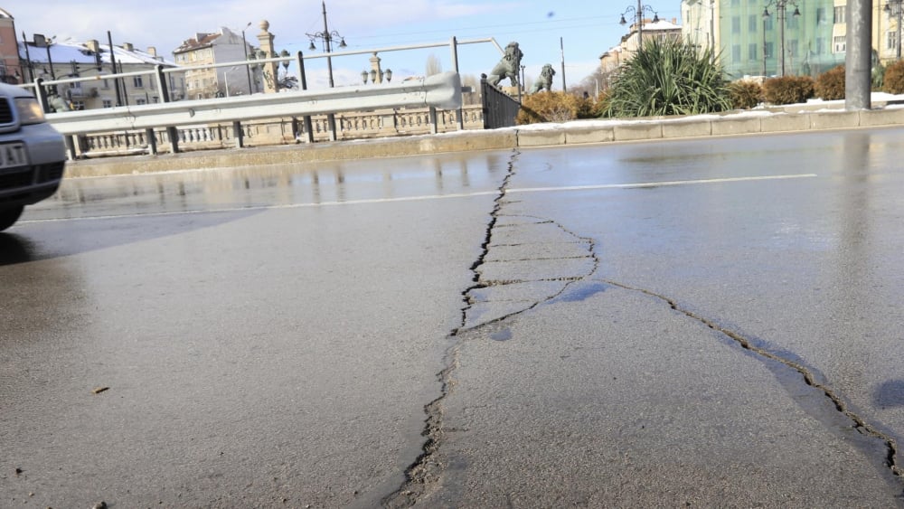 Какво се случва?! "Лъвов мост" се разцепи на четири места СНИМКИ