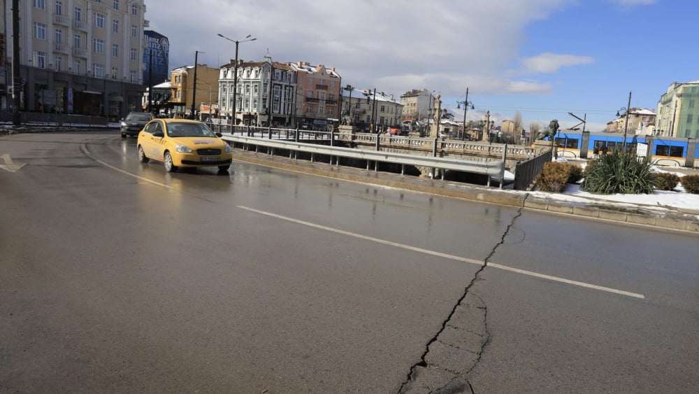 Какво се случва?! "Лъвов мост" се разцепи на четири места СНИМКИ