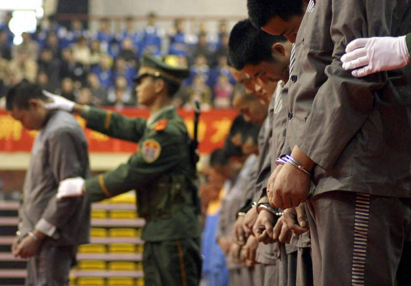 Ето как екзекутират публично престъпниците в Китай СНИМКИ