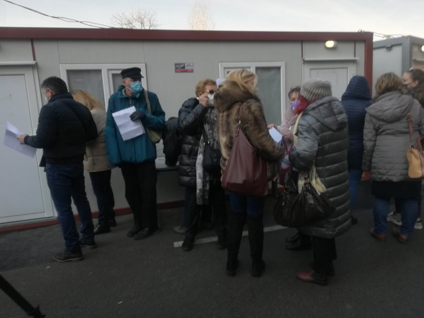 Софиянци щурмуват "Пирогов" да се ваксинират срещу К-19, извиха се опашки ВИДЕО