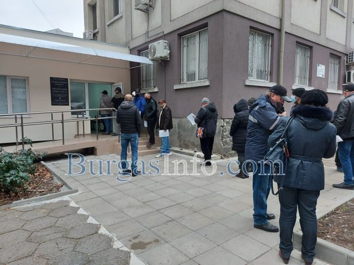 Опашки от желаещи да се ваксинират се извиха и в Бургас СНИМКИ 