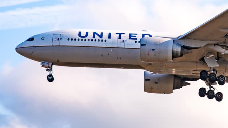 Драма в небето: Отломки от Boeing 777-200 с 240 души на борда рухнаха в Денвър ВИДЕО