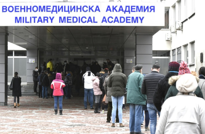Огромни опашки се извиха в София за ваксините 