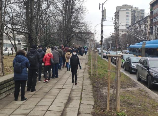 Огромни опашки се извиха в София за ваксините 