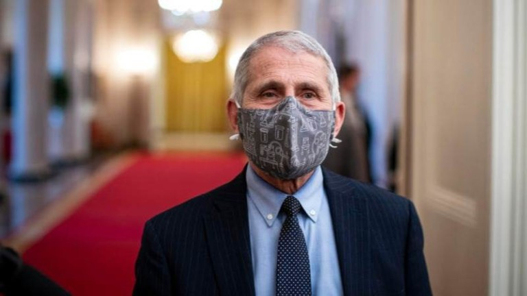 Виден експерт от САЩ: И през 2022 г. ще трябва да носим маски