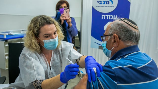 Българка от Израел разкри как се ваксинират по 200 000 души на ден  