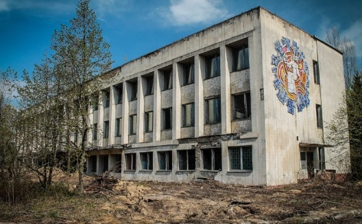 Зловеща фигура в шлифер бе забелязана в изоставена сграда в Чернобил ВИДЕО