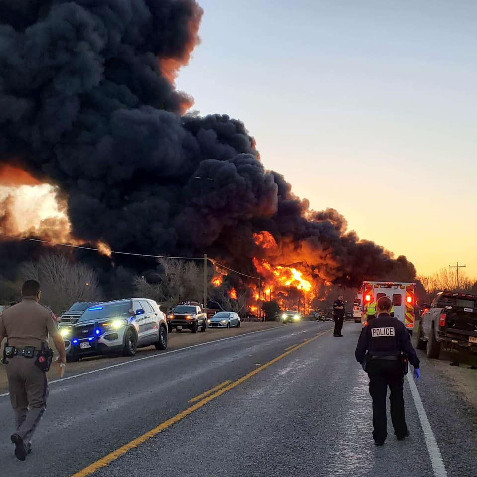 Мощна експлозия и огнен ад след сблъсък между камион и влак ВИДЕО 