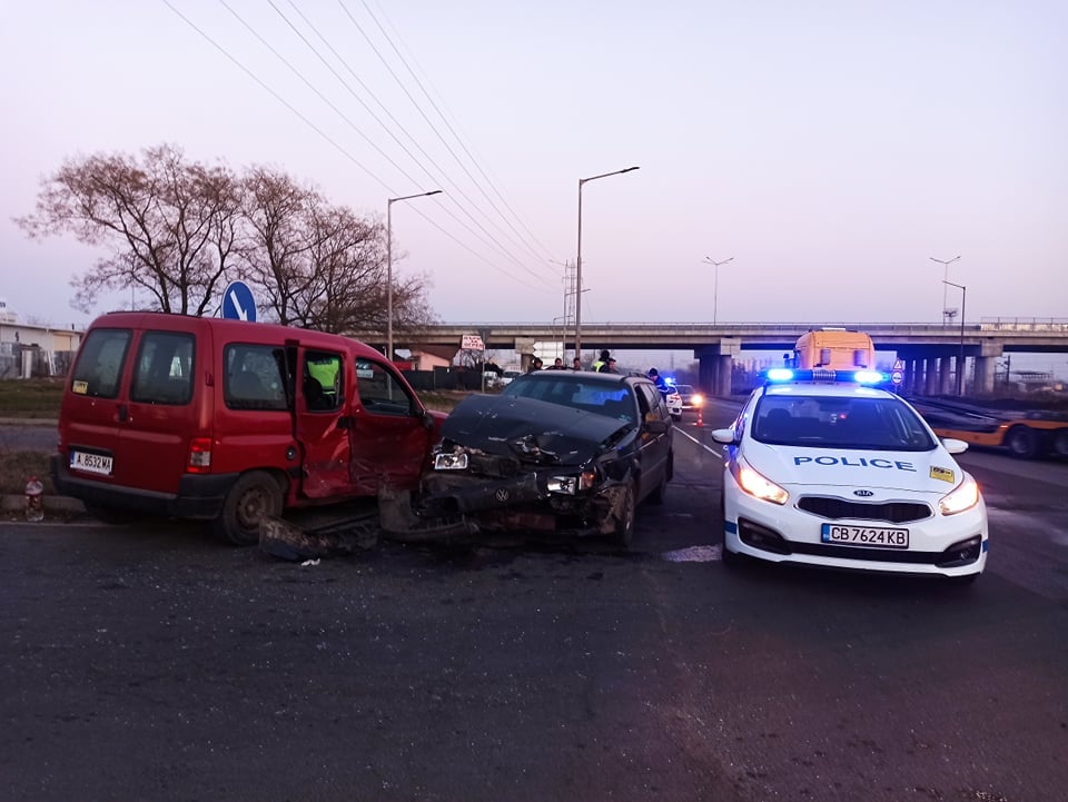 Мъж е в болница след зрелищен сблъсък в Бургас СНИМКИ 