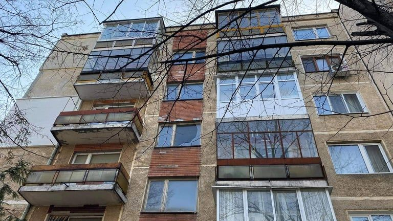Екшън: Мъж се барикадира в чужд апартамент във Велико Търново