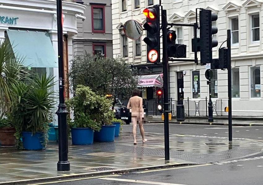 Пълен шок! Чисто гол мъж тича като луд из центъра на Лондон, а след него... ВИДЕО 18+