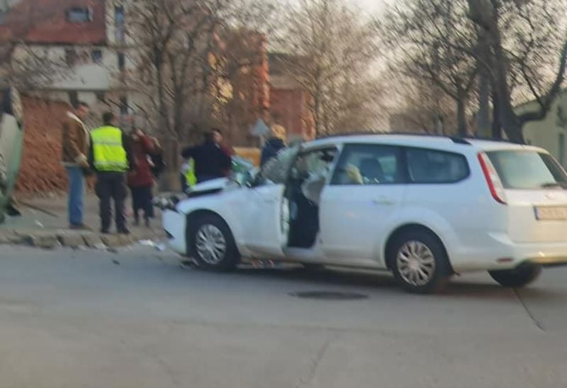 Ужасяващо меле в Сливен, хората се молят да няма жертви СНИМКИ 