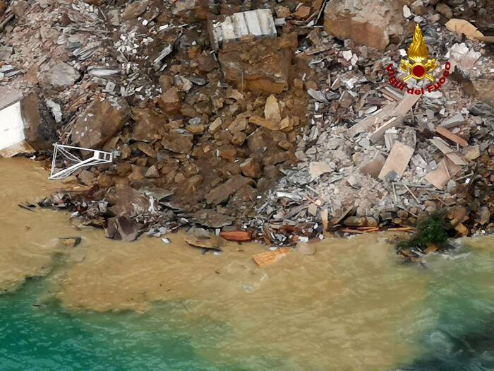 Ковчези с мъртъвци плуват в морето край италиански курорт! Зловещо ВИДЕО