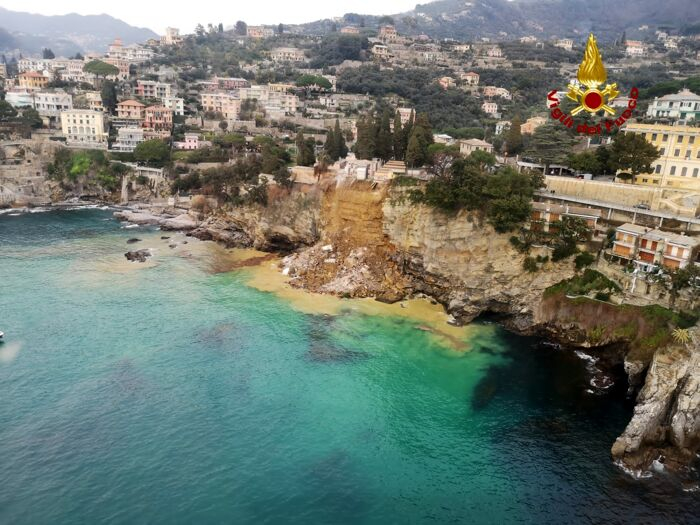 Ковчези с мъртъвци плуват в морето край италиански курорт! Зловещо ВИДЕО