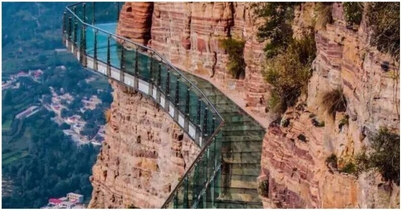 Не е за хора със слаби сърца: Стъклен мост в Китай се пропука под краката на туристите