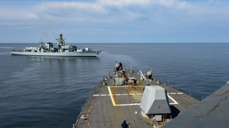 Два кораба на НАТО в Черно море вдигнаха по тревога военните в Русия 
