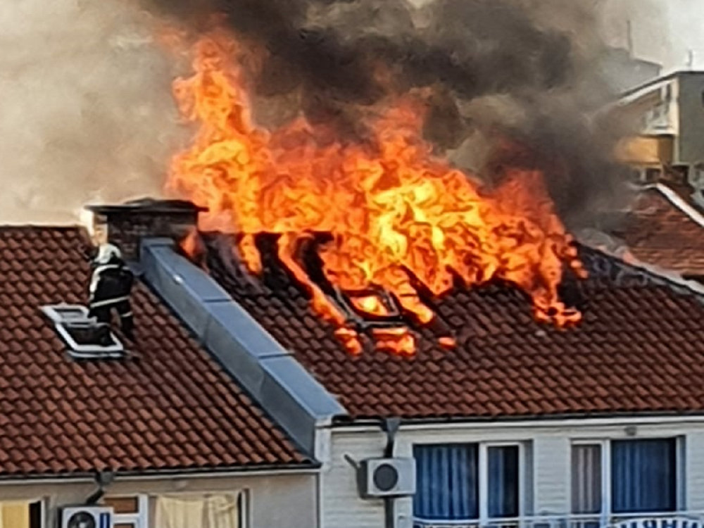 Пожар изпепели покрива на къща за гости в Равда ВИДЕО 