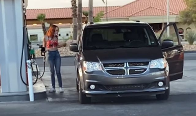 Секси шофьорка срази всички как зарежда на бензиностанция ВИДЕО
