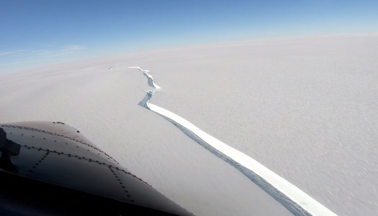 Зрелищно ВИДЕО от големия колкото Лондон айсберг, откъснал се от Антарктика! СНИМКИ