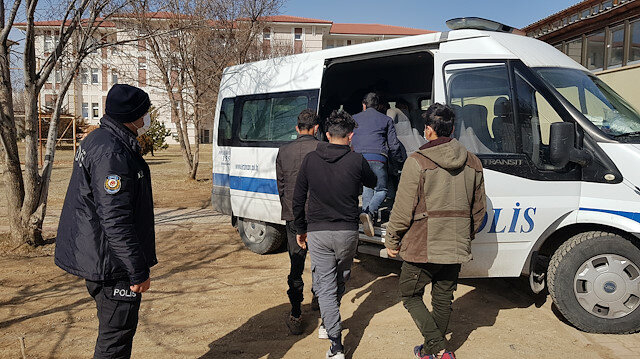 Бежанци хленчат: Български граничари ни набиха и ни изхвърлиха обратно в Турция