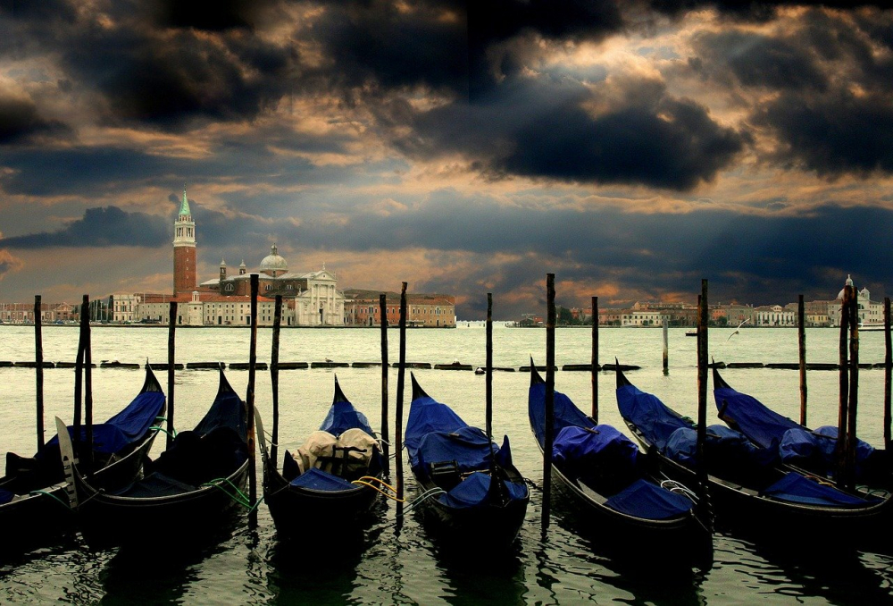 Пресъхнаха каналите на Венеция: гондолите остават закотвени