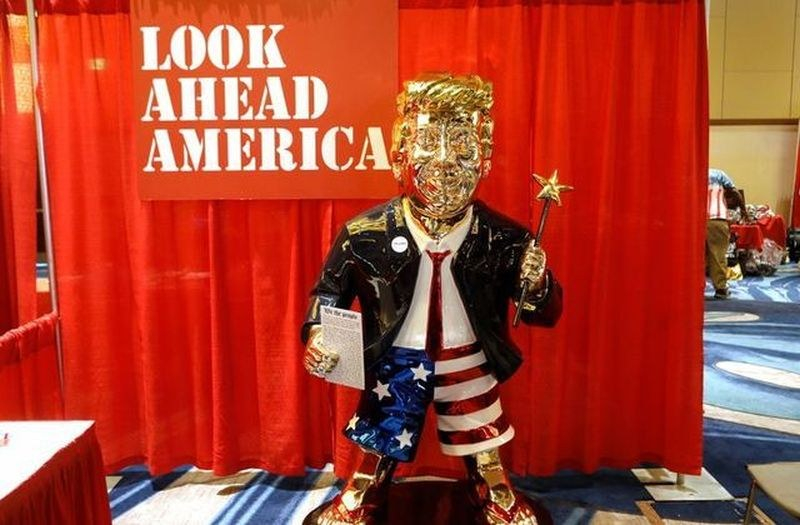 Фенове на Тръмп му направиха златна статуя по шорти