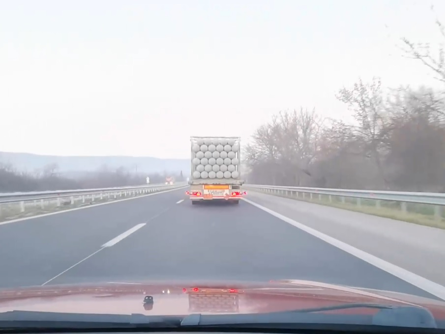 Опасна ситуация на Хемус: Камион с опасен товар лети със 140 километра в час ВИДЕО 