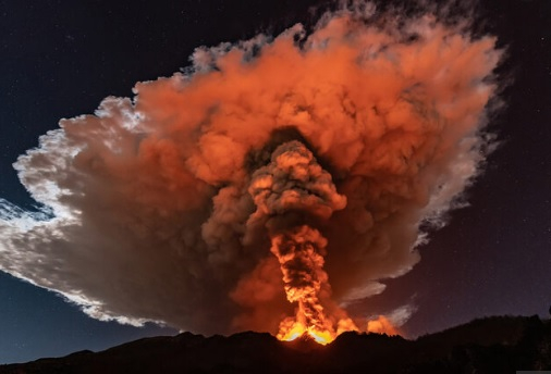 Вулканът Етна изригна зрелищно отново и изхвърли пепел ВИДЕО