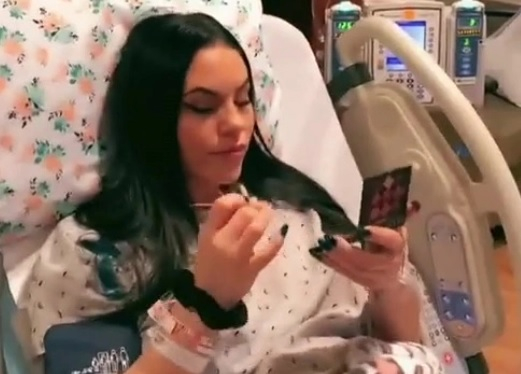 Жена се гримира докато ражда и се прочу в мрежата ВИДЕО
