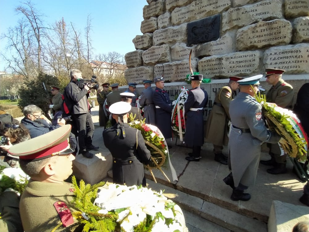 Йотова почете пред Докторския паметник загиналите медици в Руско-турската освободителна война ВИДЕО