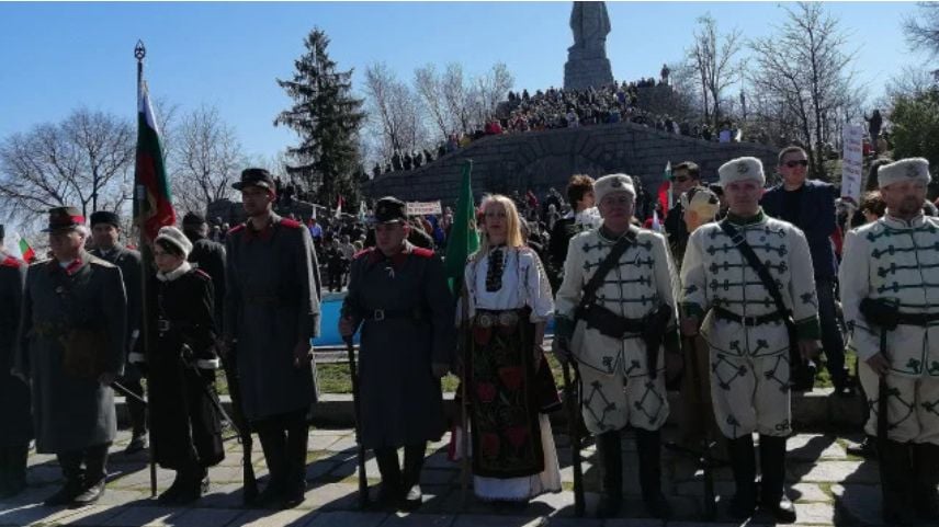 Нинова пред Паметника на освободителите: Да си българин е състояние на духа СНИМКИ 