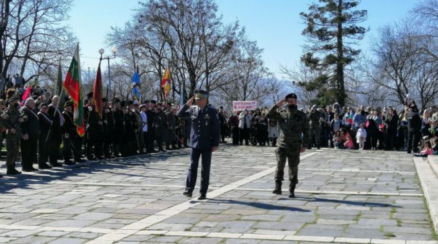 Нинова пред Паметника на освободителите: Да си българин е състояние на духа СНИМКИ 