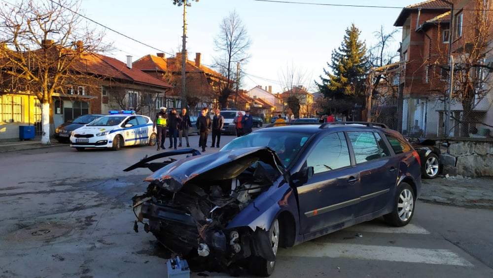 Зверско меле в Кюстендил! Режат ламарини, за да извадят хората СНИМКИ