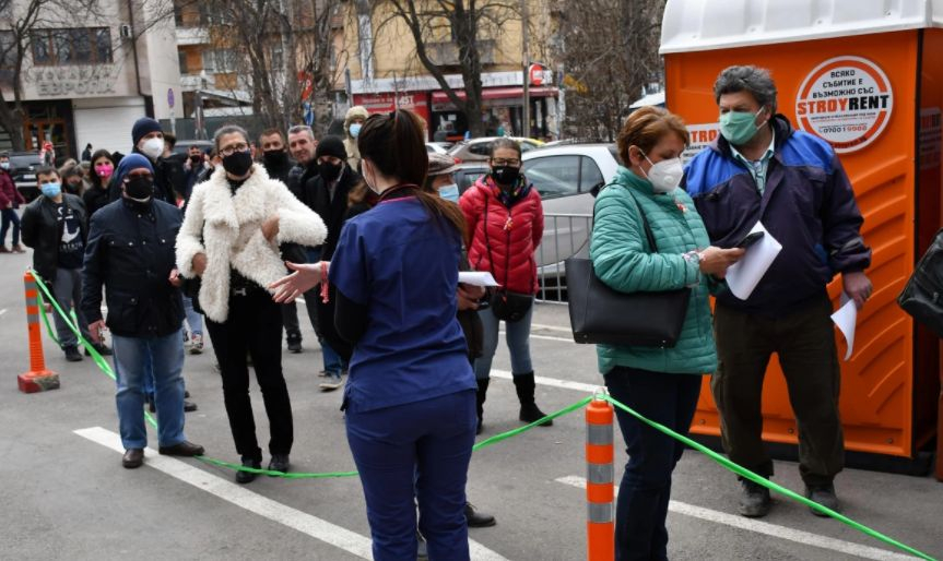 Тълпи от народ и напрежение пред двата "зелени коридора" в София