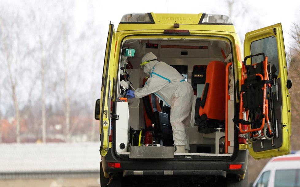 Болниците в Чехия колабираха! Карат пациенти с ковид до Швейцария