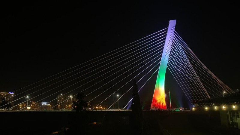 Емблематичен мост в Черна гора грейна в цветовете на българския флаг по случай 3 март
