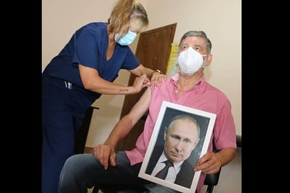 С портрет на Путин в ръце се ваксинира кмет на аржентински град