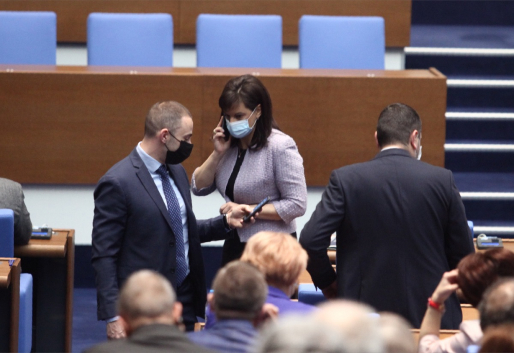 В парламента ври и кипи заради руската ваксина, ето какво се случва 
