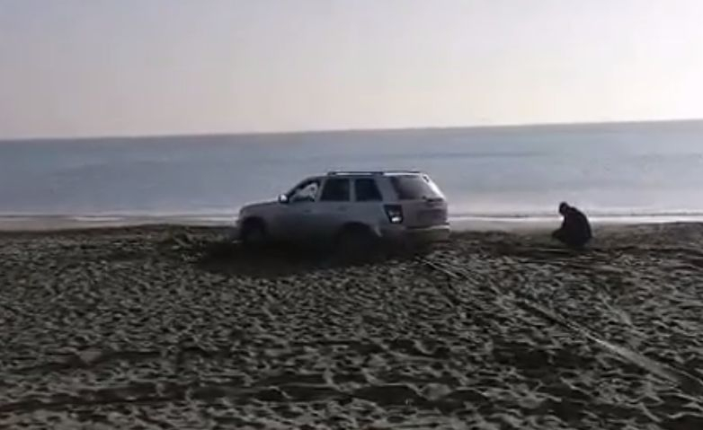 Шофьорът, заорал бургаския плаж с джипа си, шокира с обяснение ВИДЕО 