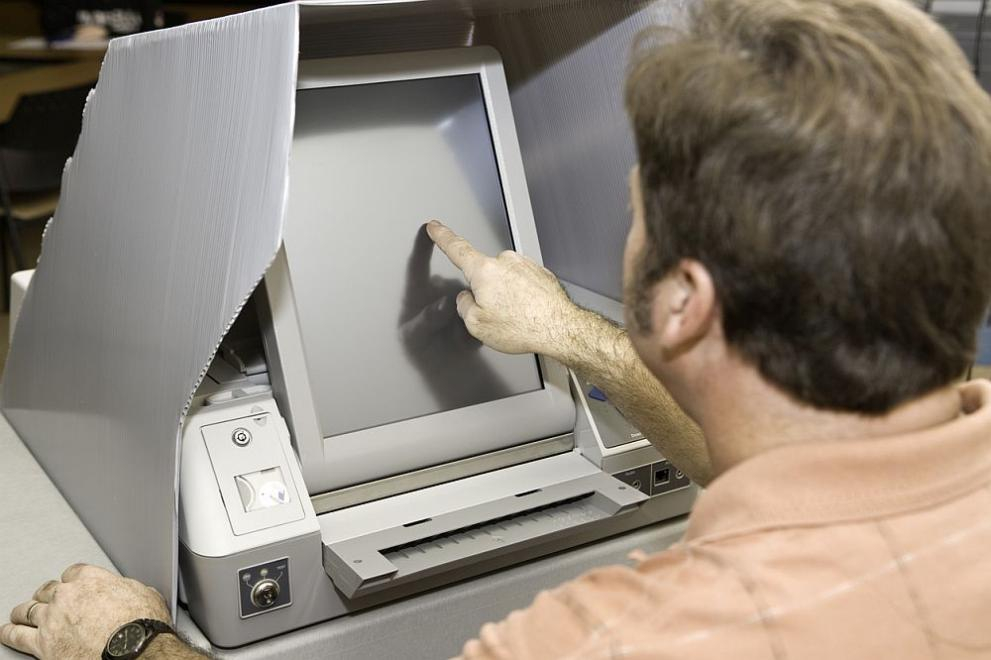 МВР пази машините за гласуване денонощно