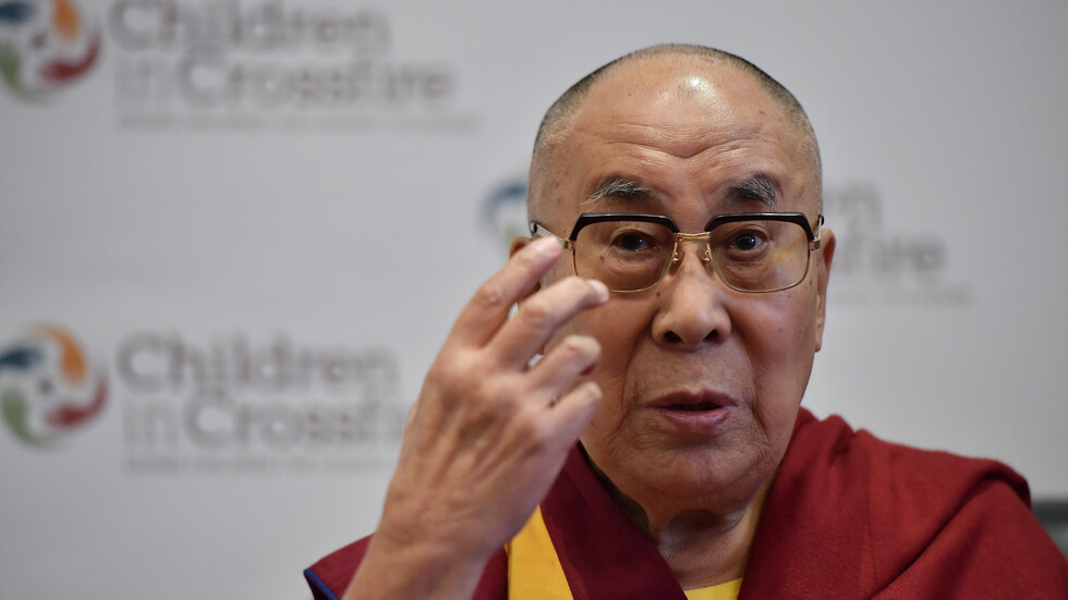 Далай Лама се ваксинира срещу COVID-19 СНИМКА